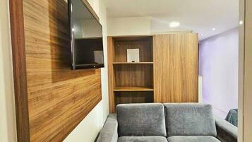 Habitación clásica con 2 camas individuales, vistas a la ciudad | Zona de estar | Televisión de 32 pulgadas con canales por cable