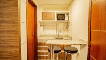 Habitación doble clásica, vista a la ciudad | Cocina privada