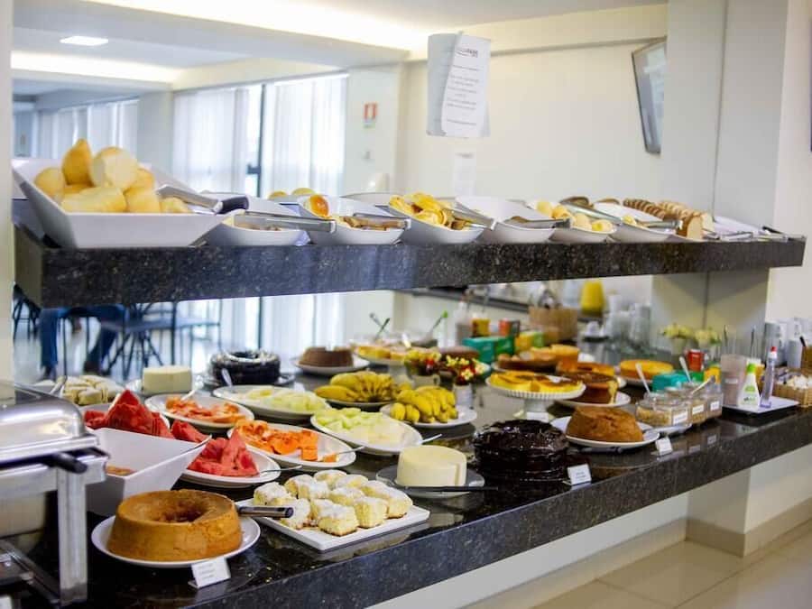 Café da manhã completo grátis todos os dias