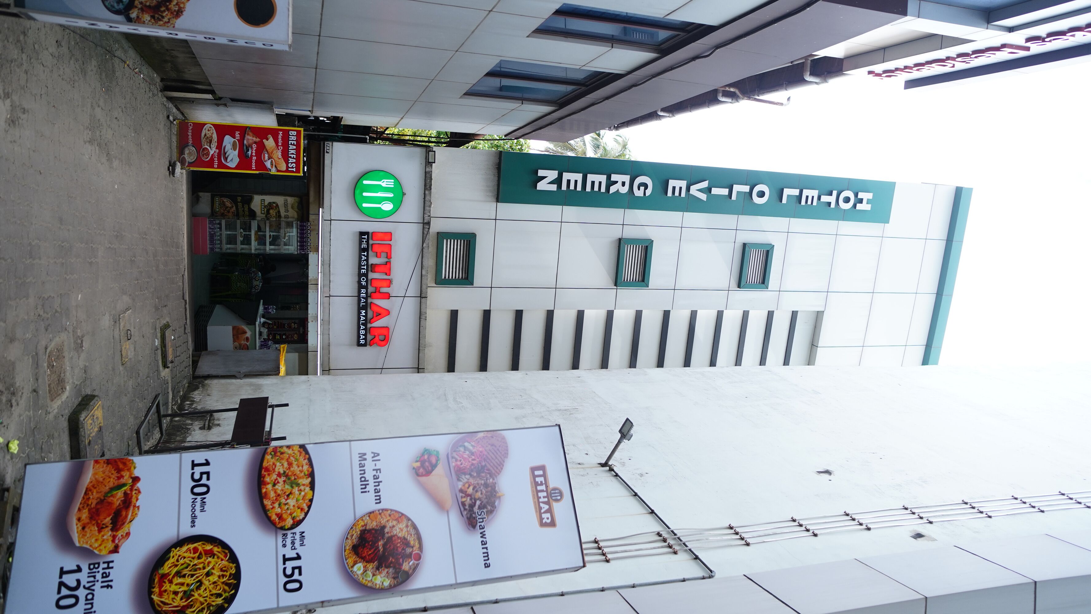 Un restaurant dont l’enseigne affiche différents plats et leurs prix.