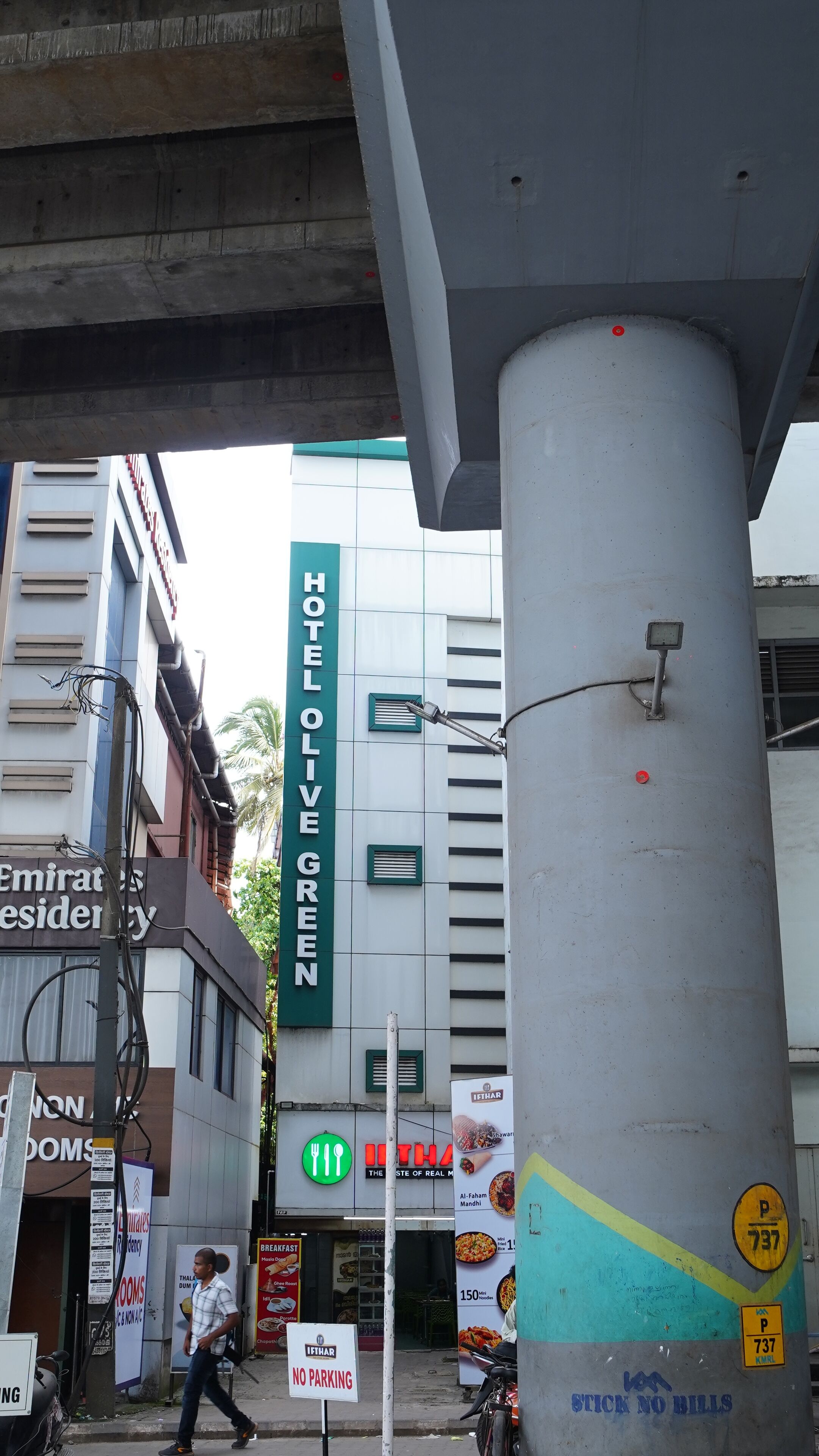 A hotel named 'HOFOLIV GREEN' with a sign indicating 'NO PARKING' and a visible entrance.