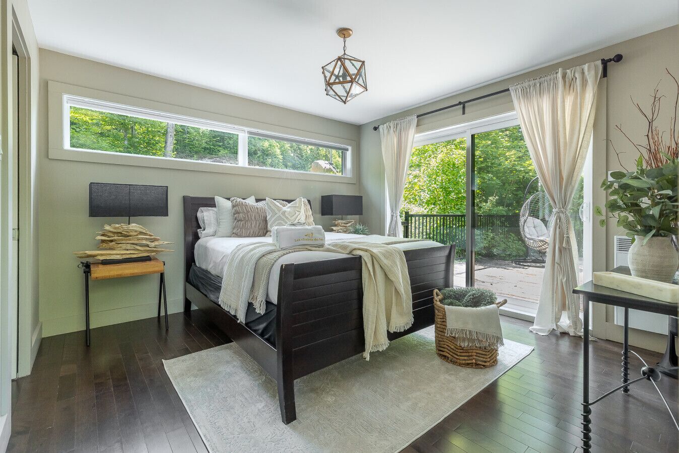 مكتب وواي فاي وملاءات أسرّة