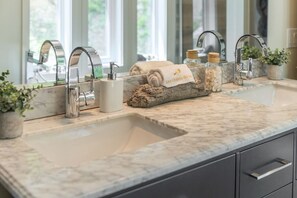 Sèche-cheveux, serviettes fournies, papier toilette