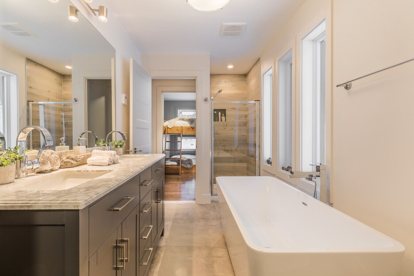 🚿 Bathroom Clean, modern, and functional. Everything you need to refresh after a day of adventure.