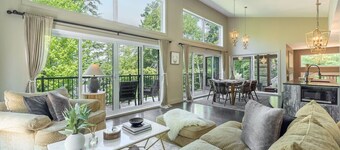 4-BR Villa on the Lake with hot tub near Tremblant