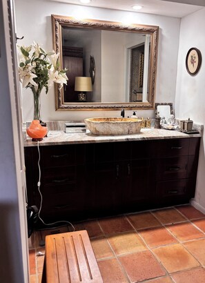 Dusj, hårføner, bidé og håndklær