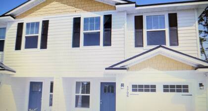 Spacious 4-bedroom townhome in awesome Jacksonville, Florida. Near the Beach.