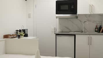 Standard Studio Suite, 1 King Bed | Premium bedding, desk, blackout curtains, soundproofing