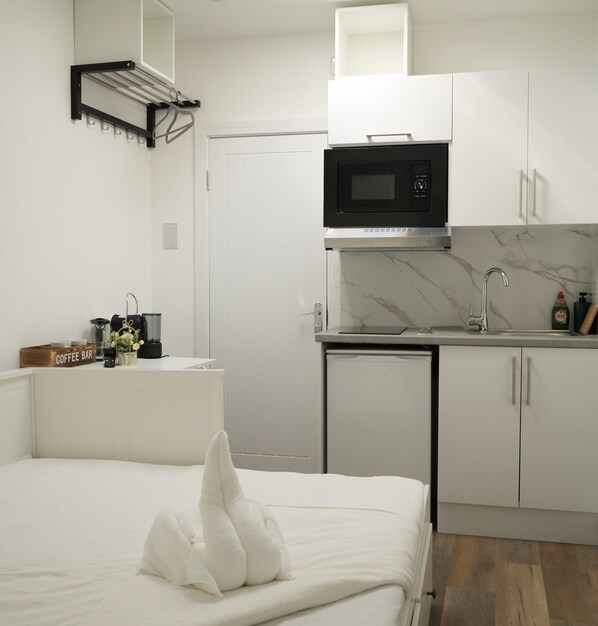 Suite monolocale Standard, 1 letto king | Biancheria da letto di alta qualità, una scrivania, tende oscuranti