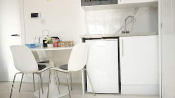 Deluxe Studio Suite, 1 King Bed | Private kitchen | Mini-fridge, microwave, stovetop, espresso maker