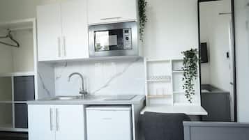 Frigobar, microondas, parrilla de estufa y cafetera de espresso