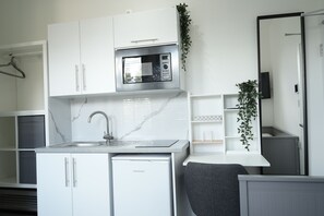 Mini-Kühlschrank, Mikrowelle, Herdplatte, Espressomaschine