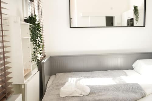 Deluxe Studio Suite, 1 King Bed | Premium bedding, desk, blackout drapes, soundproofing