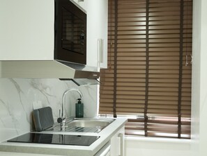 Suite monolocale Standard, 1 letto king | Cucina privata | Mini-frigorifero, microonde, piano cottura, macchina per caffè espresso