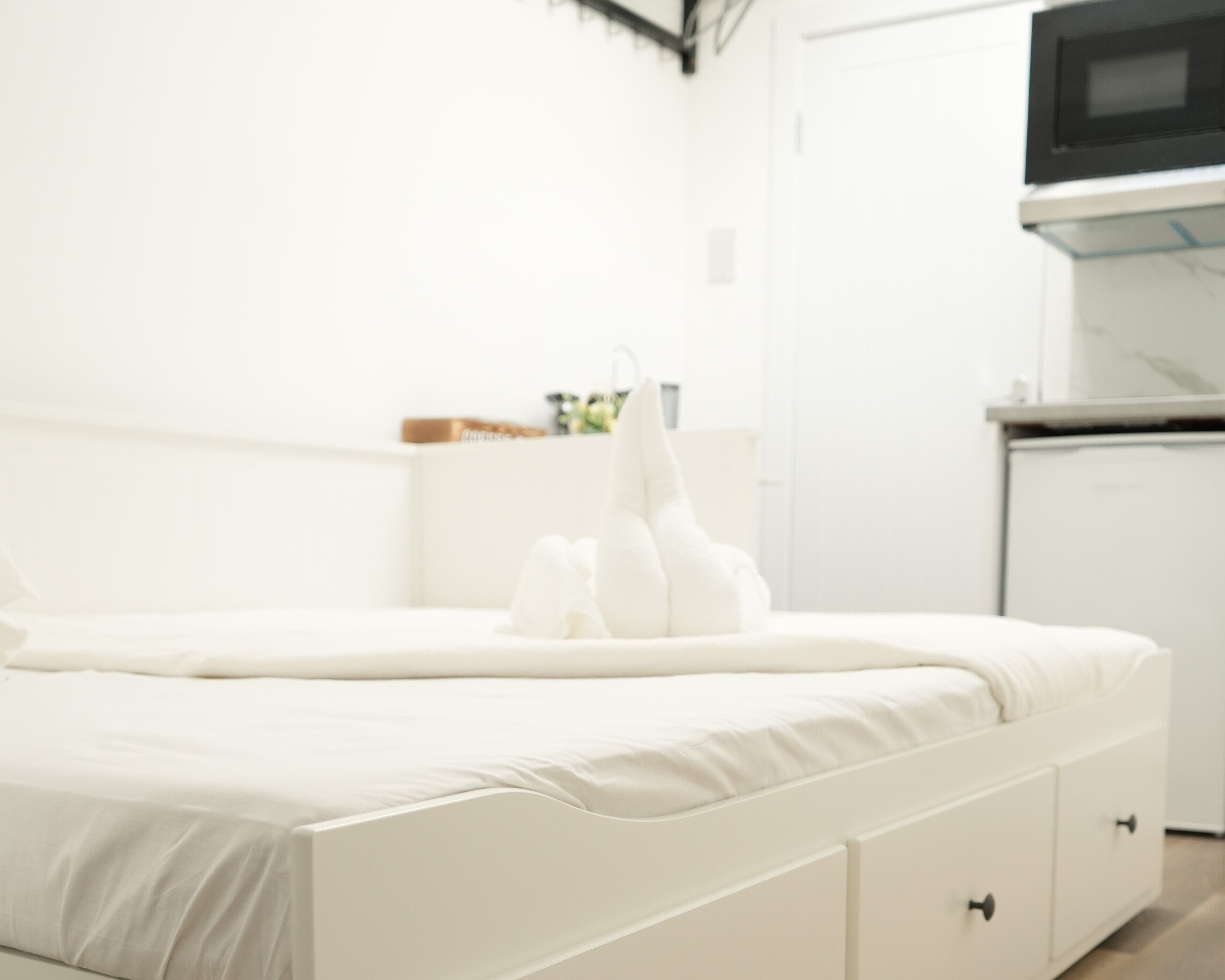 Standard Studio Suite, 1 King Bed | Premium bedding, desk, blackout drapes, soundproofing