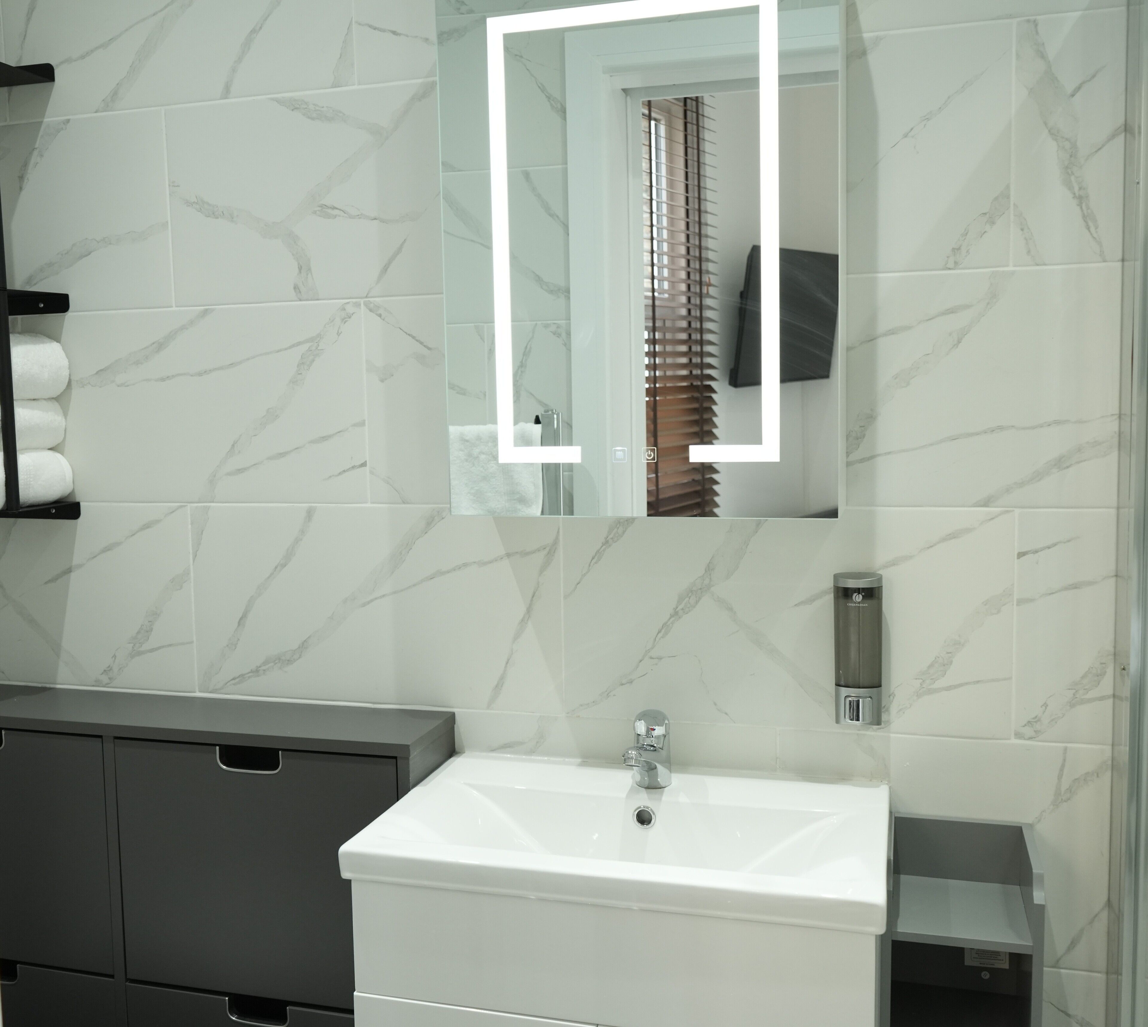 Ducha, secador de pelo, zapatillas y toallas