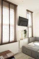 Suite estudio Deluxe, 1 cama de matrimonio grande | Ropa de cama de alta calidad, escritorio, cortinas opacas