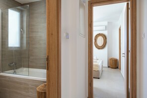 Apartment, Balkon, Seeblick | Badezimmer