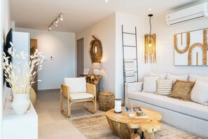 Apartamento, balcón, vistas al lago | Sala de estar | Smart TV de 43 pulgadas con canales por cable, servicios de streaming