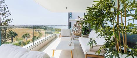 Departamento, balcón, vista al lago | Balcón