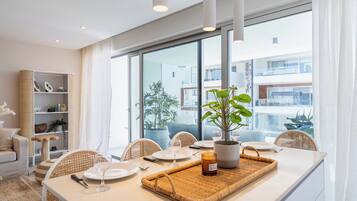 Apartment, Balcony, Lake View | Makan dalam bilik