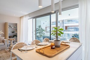 Apartamento, balcón, vistas al lago | Servicio de comidas en la habitación