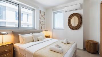 Apartment, Balcony, Lake View | Peralatan tempat tidur premium, langsir/tirai gelap terus