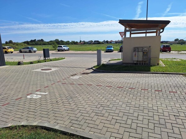 المنطقة المحيطة بالمنشأة