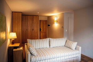 Deluxe-Doppel- oder -Zweibettzimmer, Balkon, Seeblick | Hochwertige Bettwaren, Minibar, Zimmersafe, schallisolierte Zimmer