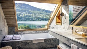 Kamar Double atau Twin Junior, balkon, pemandangan danau | Kamar mandi | Pengering rambut, handuk, sabun, dan sampo