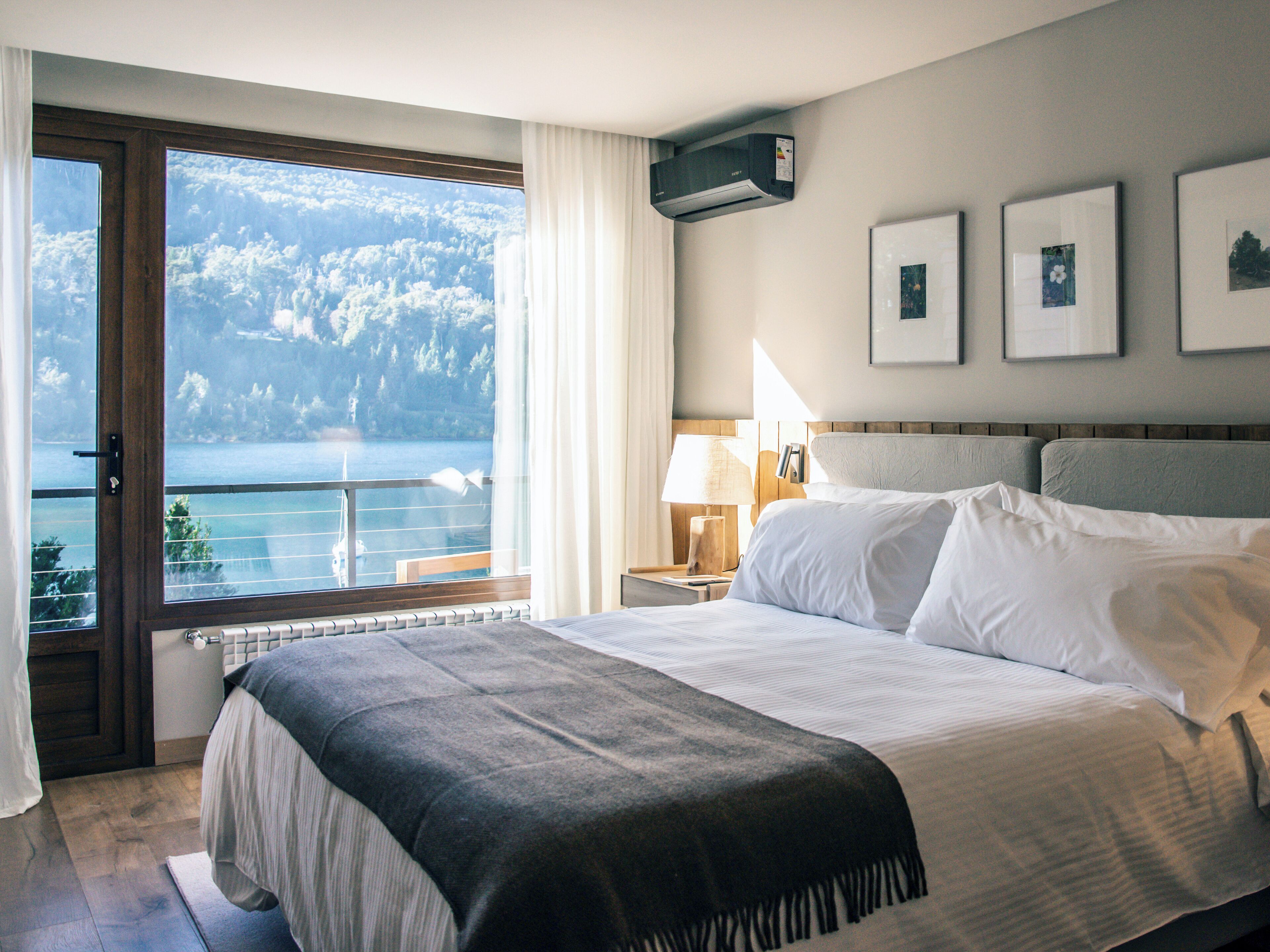 Habitación Superior | Ylelliset vuodevaatteet, minibaari, tallelokero huoneessa, äänieristys