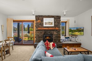 Televisión y chimenea