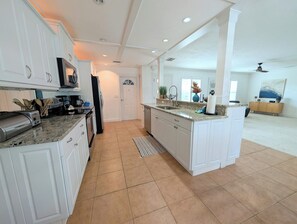 Mikrobølgeovn, ovn, kokeplater og oppvaskmaskin