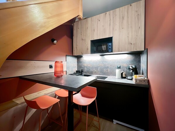 Kühlschrank, Mikrowelle, Wasserkocher mit Kaffee-/Teezubehör