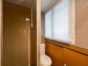 Douche, sèche-cheveux, serviettes fournies