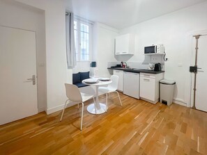 Fridge, microwave, coffee/tea maker - Charming apartment near Bastille (Paris)