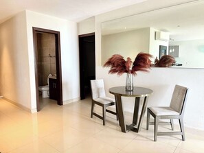 Apartment, Mehrere Betten, Poolzugang, Meerblick (Rich Coast 4) | Innenbereich