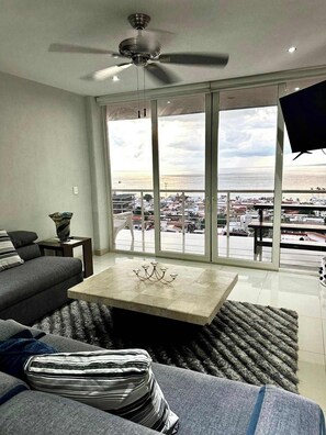 Apartment, Mehrere Betten, Poolzugang, Meerblick (Rich Coast 4) | Wohnbereich