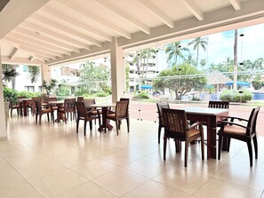 Apartamento, varias camas, acceso a la piscina, vistas al mar (Marina Fiesta 418) | Restaurante al aire libre