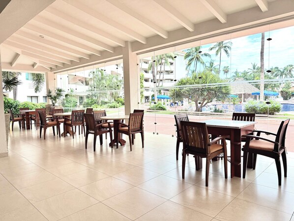 Leilighet, flere senger, adgang til basseng, havutsikt (Marina Fiesta 418) | Utendørsservering