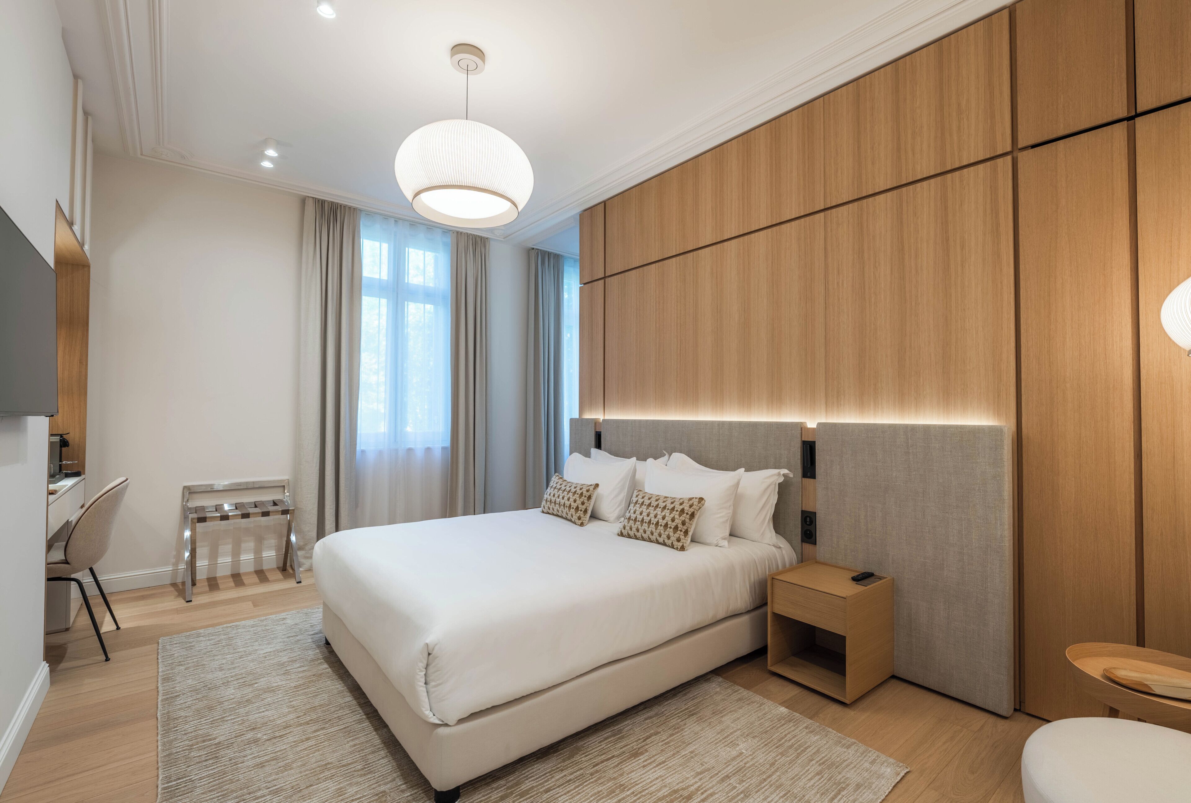 Kamar Double Deluks | Seprai premium, minibar, brankas, dan kedap suara