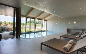 Indoor pool, open 9:00 AM to 9:00 PM, sun loungers - La Villa des Vignes (Saint-Émilion)