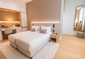 A modern hotel room with a large bed, bedside tables, a desk, and a mirror. - La Villa des Vignes (Saint-Émilion)