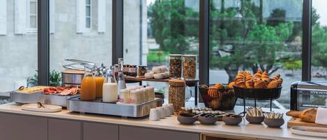 Sarapan Eropah setiap hari (EUR 20 seorang)