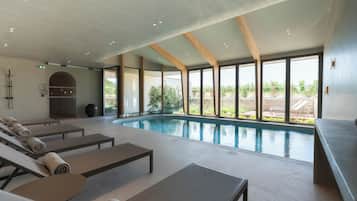 Piscine couverte, accès possible de 09 h 00 à 21 h 00, chaises longues