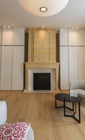 Ropa de cama de alta calidad y minibar 