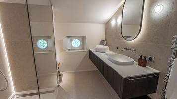 Family Suite | Bathroom | Hair dryer, bathrobes, slippers, towels
