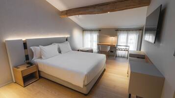 Camera doppia | Biancheria da letto di alta qualità, minibar, una cassaforte in camera