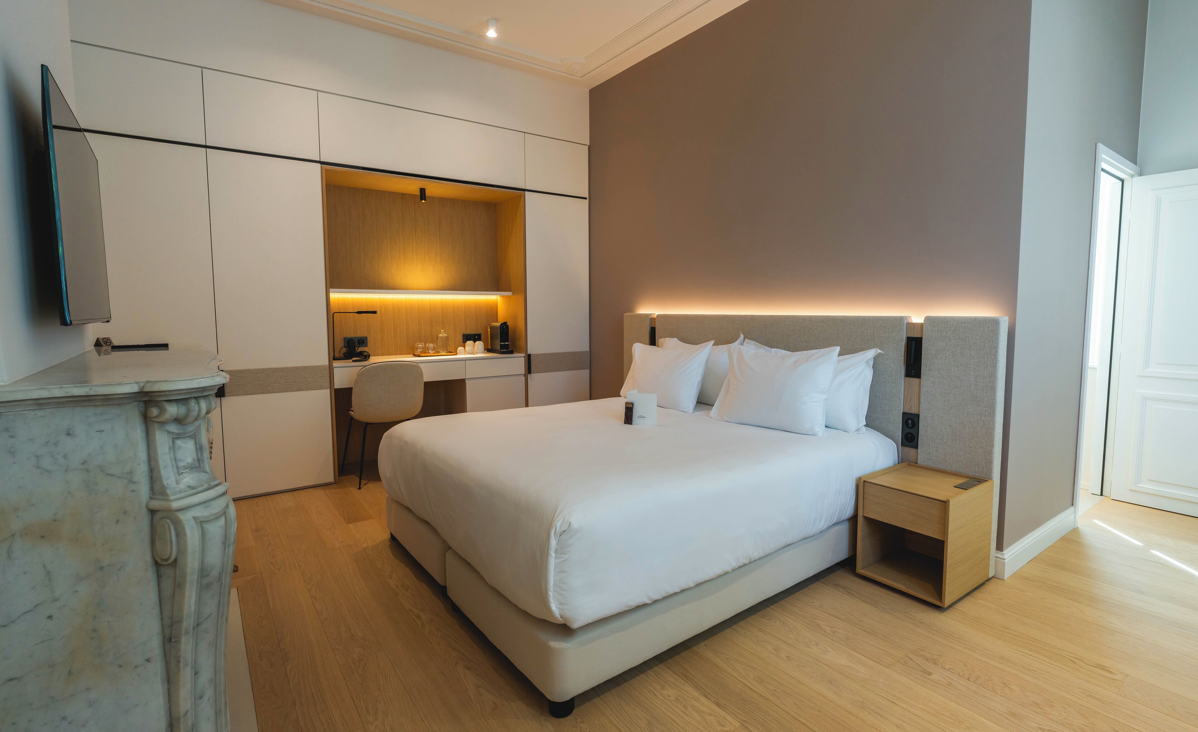 Deluxe tweepersoonskamer | Luxe beddengoed, een minibar, een kluis op de kamer, gratis babybedden