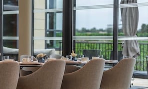 Daily continental breakfast (EUR 20 per person)